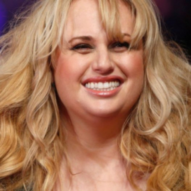 Rebel Wilson fue acosada por un compañero de reparto