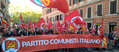 Lo spezzone del PCI durante la manifestazione dell'11 novembre a Roma