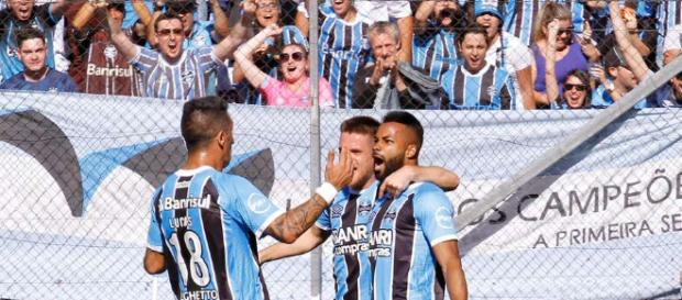 Mesmo pressionando, ataque gremista não foi efetivo Mesmo pressionando, ataque gremista não foi efetivo