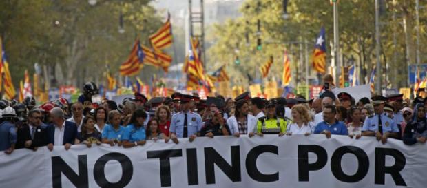 Multitudinaria manifestación en Barcelona en favor de los ex miembros del Govern encarcelados - lavanguardia.com Multitudinaria manifestación en Barcelona en favor de los ex miembros del Govern encarcelados - lavanguardia.com