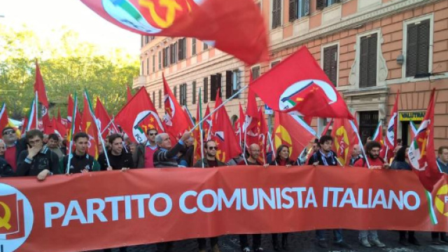 Lo spezzone del PCI durante la manifestazione dell'11 novembre a Roma