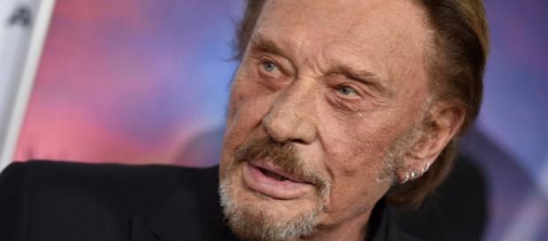 Atteint d'un cancer du poumon, Johnny Hallyday a été hospitalisé d'urgence pour une détresse respiratoire. Atteint d'un cancer du poumon, Johnny Hallyday a été hospitalisé d'urgence pour une détresse respiratoire.