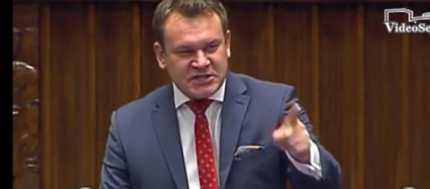 Dominik Tarczyński wdeptał w ziemię opozycję totalną (scrn youtube.com) Dominik Tarczyński wdeptał w ziemię opozycję totalną (scrn youtube.com)