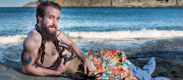 Foto do calendário de homem vestido de sereia que visa a angariar fundos Foto do calendário de homem vestido de sereia que visa a angariar fundos