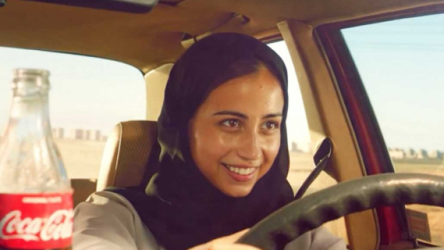 La ragazza saudita alla guida nel nuovo spot Coca - Cola