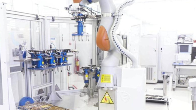 Un robot per realizzare satelliti - La Stampa - lastampa.it