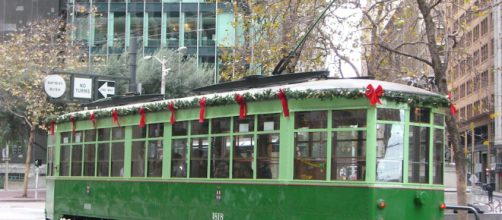 Il tram milanese matricola 1518, tra i primi della serie 1500 a entrare in servizio, restaurato e in versione "natalizia" - ilpost.it