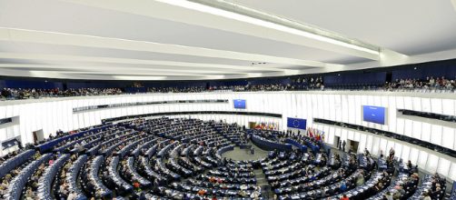 Qui in alto, una seduta del Parlamento Europeo (Bruxelles)