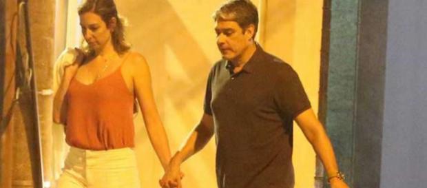 Casal é visto passeando de mãos dadas Casal é visto passeando de mãos dadas