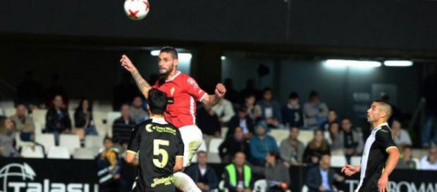 Chamorro, autor del gol grana, remata de cabeza ante Zabaco. Imagen: La Verdad Chamorro, autor del gol grana, remata de cabeza ante Zabaco. Imagen: La Verdad
