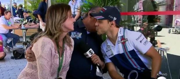 Em uma cena 'inusitada', narrador Galvão Bueno 'invade' beijo de Felipe Massa e esposa Em uma cena 'inusitada', narrador Galvão Bueno 'invade' beijo de Felipe Massa e esposa
