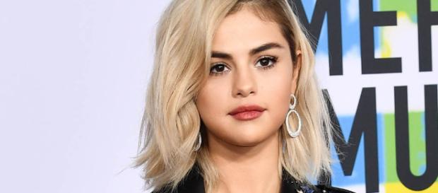 Selena Gomez Debuts Blond Hair: American Music Awards Red Carpet ... - footwearnews.com Selena Gomez Debuts Blond Hair: American Music Awards Red Carpet ... - footwearnews.com
