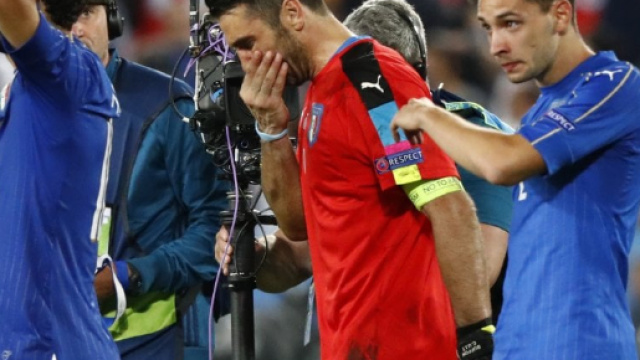 Italia-Germania, tutta la delusione azzurra: Buffon lascia il ... - repubblica.it