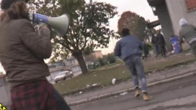 Vitttorio Brumotti col megafono mentre denuncia lo spaccio (fonte lastampa.it)