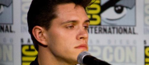 Casey Cott at San Diego Comic Con. [Image Credit: vagueonthehow/Flickr]