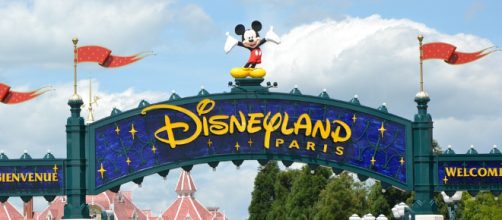 Disneyland Paris sign to the entrance of the Magic Kingdom park - Pixabay