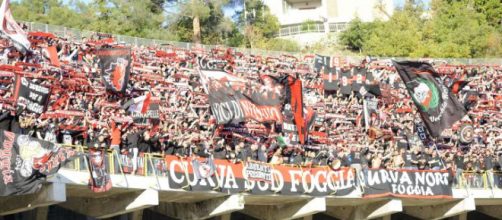 Nella foto i tifosi foggiani presenti allo stadio "Cino e Lillo Del Duca" di Ascoli