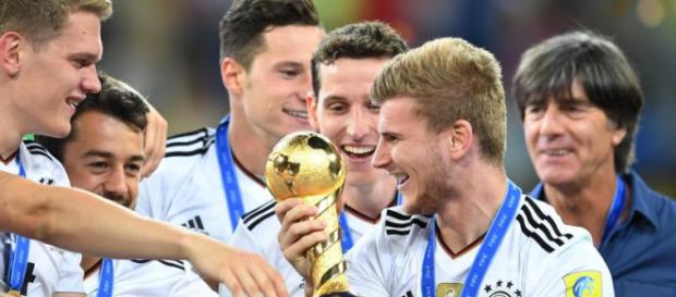 Die Deutschen haben ständig irgendwelches Edelmetall in den Fingern. Hier den Confed-Cup. Fotoquelle: strandjournal.com Die Deutschen haben ständig irgendwelches Edelmetall in den Fingern. Hier den Confed-Cup. Fotoquelle: strandjournal.com