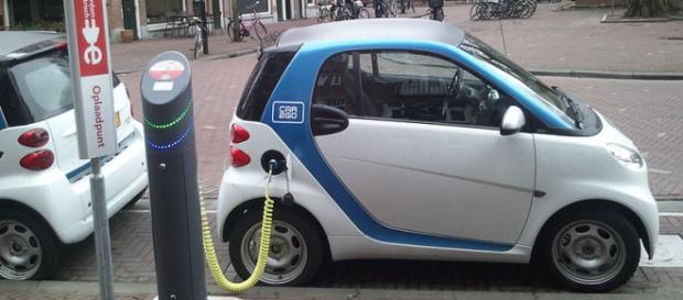 Electric car charging; (Image credit: Ludovic Hirlimann/Wikimedia Commons) Electric car charging; (Image credit: Ludovic Hirlimann/Wikimedia Commons)