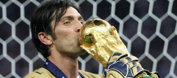 Gianluigi Buffon mit dem WM-Pokal - Foto - FOCUS Online - focus.de Gianluigi Buffon mit dem WM-Pokal - Foto - FOCUS Online - focus.de