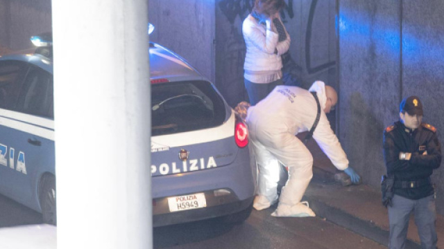 La Scientifica cerca prove per scoprire l'assassino di una brasiliana senza fissa dimora, uccisa in un sottopasso a Roma. Foto: rainews.it.