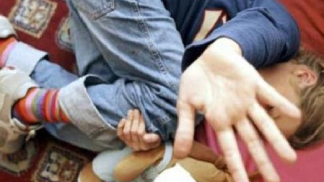 Pedofilo viene accoltellato dalla sua vittima