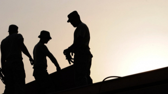 Tre persone mentre sono al lavoro