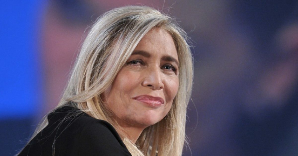 La confessione di Mara Venier: 'Molestata da un importante politico'