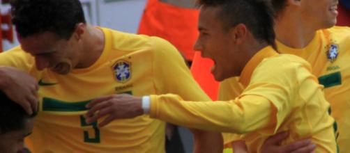 Neymar with fellow Brazilian players - Wikimedia commons