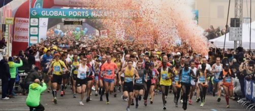 La partenza della Global Ports Maratona di Ravenna 2017 (via Facebook - Maratona di Ravenna Città d'Arte)