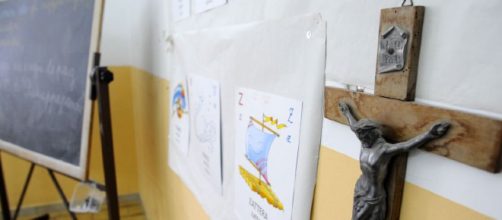 Scuola: croce in aula vicino alla lavagna