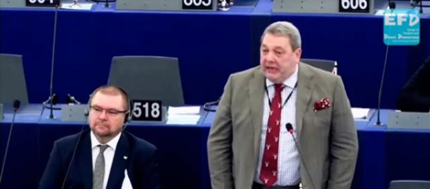 Brytyjski europoseł broni Polski podczas debaty w Europarlamencie (screen YouTube). Brytyjski europoseł broni Polski podczas debaty w Europarlamencie (screen YouTube).