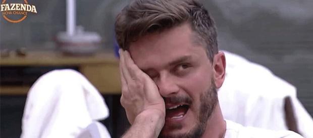 Ex-BBB insinua que Marcos é gay: “Ele olhava pra mim quando eu dançava” Ex-BBB insinua que Marcos é gay: “Ele olhava pra mim quando eu dançava”