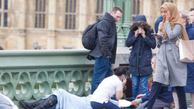 La donna musulmana che apparentemente sembra indifferente alle vittime dell'attentato