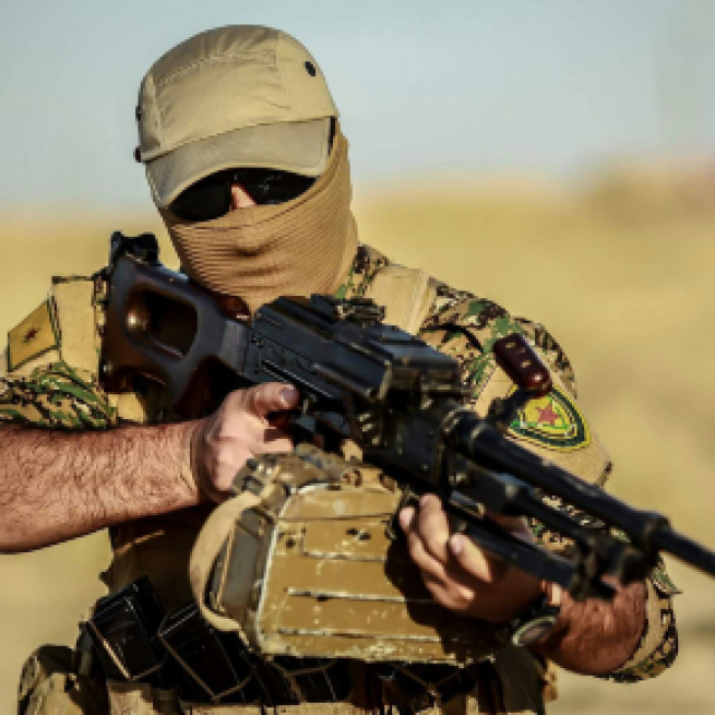 Anti Islamic State fighter preparing to attack - KURDISHSTRUGGLE - Flickr