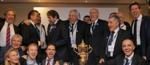 La délégation française fête la désignation de la France comme pays hôte de la Coupe du monde de rugby 2023, (Via Le Monde ALASTAIR GRANT) / AP