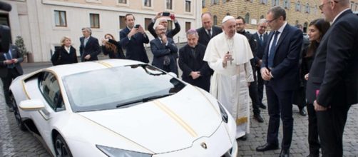 Lamborghini in regalo a Papa Francesco: verrà venduta per beneficenza (video)