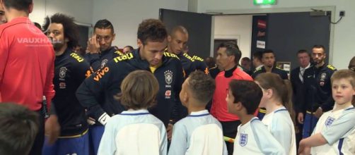 Quand un petit enfant demande à Neymar pourquoi il a quitté le Barça !