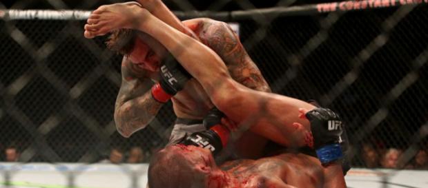 Anthony Pettis terminó gravemente herido por el ground and pound de Poirier. Anthony Pettis terminó gravemente herido por el ground and pound de Poirier.