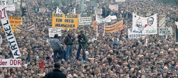 Hunderttausende strömten am 4. November 1989 auf den Alexanderplatz. Hunderttausende strömten am 4. November 1989 auf den Alexanderplatz.