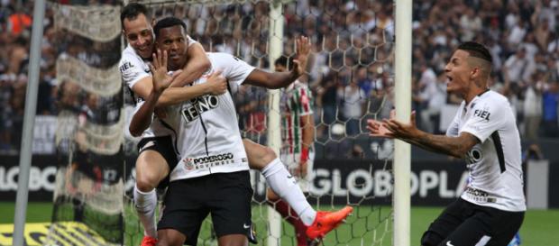 Jô comandou a virada do Corinthians, que bateu o Flu por 3 a 1 e garantiu o heptacampeonato brasileiro. Jô comandou a virada do Corinthians, que bateu o Flu por 3 a 1 e garantiu o heptacampeonato brasileiro.