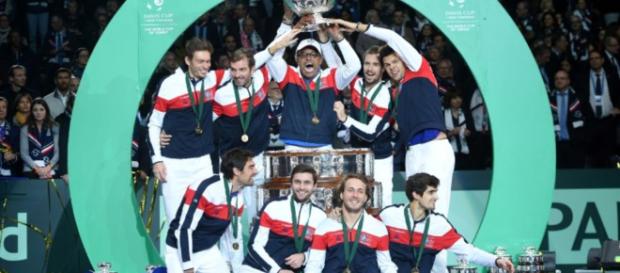 L'équipe de France soulevant le Coupe Davis L'équipe de France soulevant le Coupe Davis