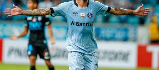 Luan erra passes, mas controla a articulação gremista Luan erra passes, mas controla a articulação gremista