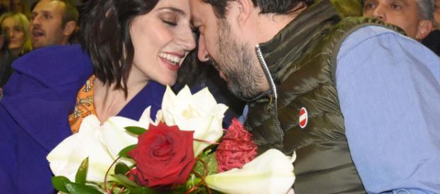 Matteo Salvini, Elisa Isoardi e i baci in pubblico: la crisi è ... - oggi.it Matteo Salvini, Elisa Isoardi e i baci in pubblico: la crisi è ... - oggi.it