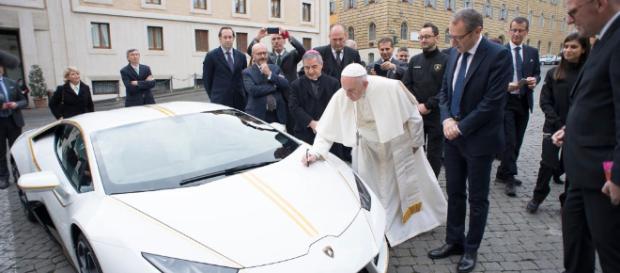 O Papa Francisco autografa seu Lamborghini (Crédito: L'Osservatore Romano/Pool Photo via AP) O Papa Francisco autografa seu Lamborghini (Crédito: L'Osservatore Romano/Pool Photo via AP)