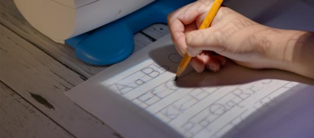 The smART Sketch works via a projection system. (Image via Shay Chen and Flycatcher Inc., used with permission.) The smART Sketch works via a projection system. (Image via Shay Chen and Flycatcher Inc., used with permission.)