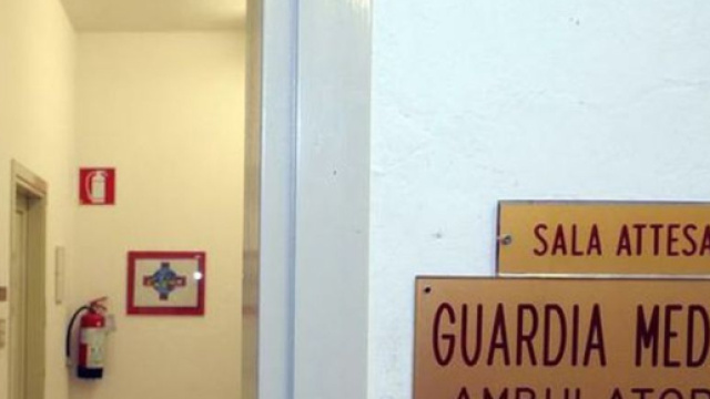 In un ambulatorio della Guardia Medica di Bari, un paziente ha violentato la dottoressa che gi&agrave; molestava da tempo, ed &egrave; stato arrestato.