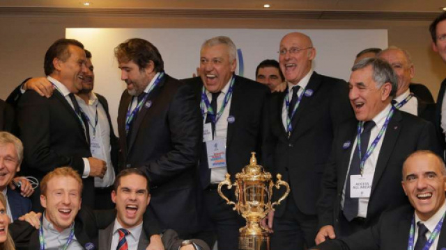 La d&eacute;l&eacute;gation fran&ccedil;aise f&ecirc;te la d&eacute;signation de la France comme pays h&ocirc;te de la Coupe du monde de rugby 2023, (Via Le Monde ALASTAIR GRANT) / AP