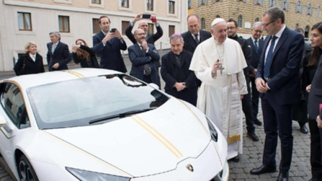Lamborghini in regalo a Papa Francesco: verr&agrave; venduta per beneficenza (video)
