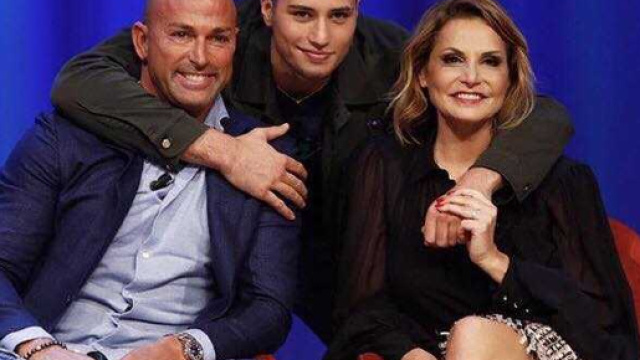 Niccolo Bettarini assieme ai suoi genitori-fonte Bitchy